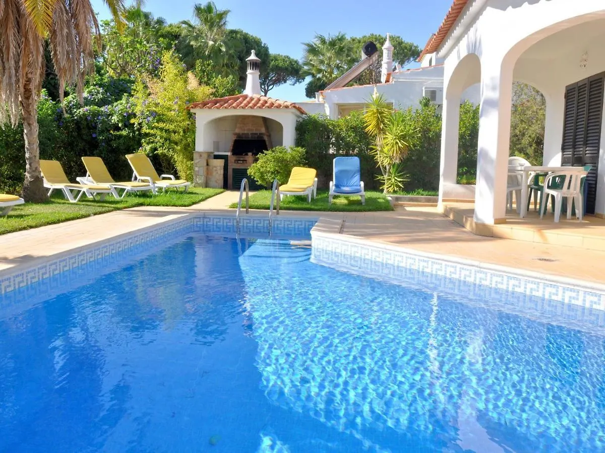 Spacious Four Bedroom Villa Located With Private Pool 빌라모라 0*,  포르투갈