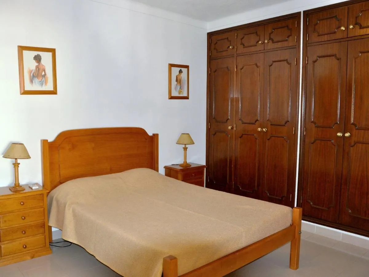 Spacious Four Bedroom Villa Located With Private Pool Vilamoura
