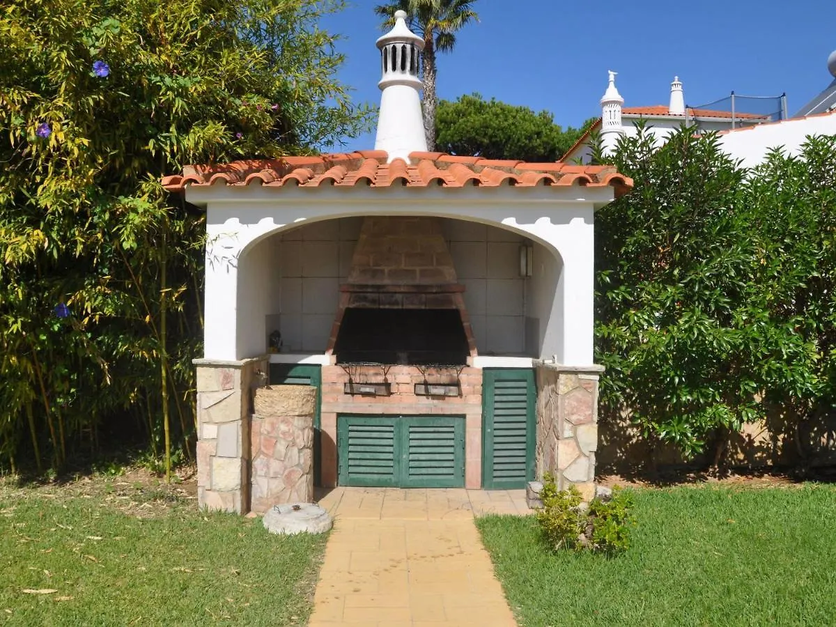 펜션 Spacious Four Bedroom Villa Located With Private Pool 빌라모라